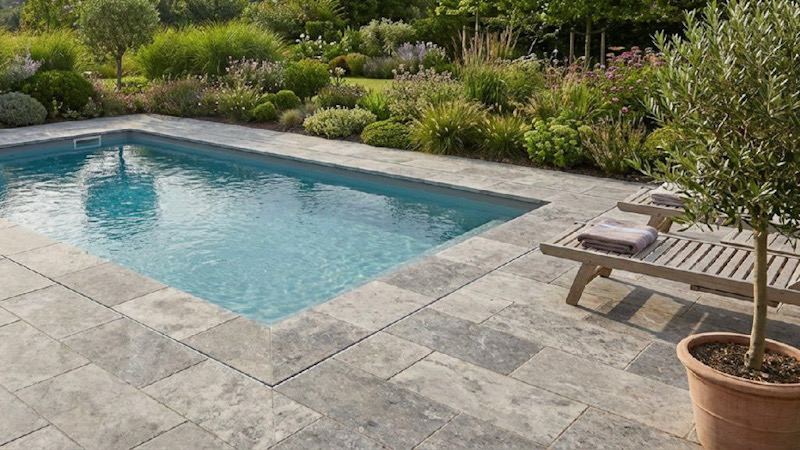 Travertin v exteriéru – terasa a bazén